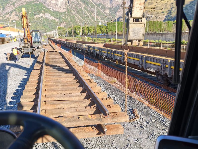 Vue depuis la cabine d'une pelle rail-route sur un chantier de renouvellement de voie