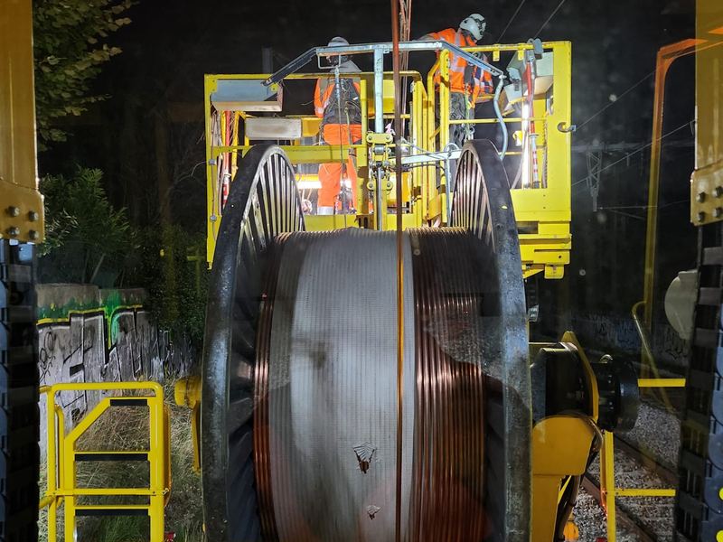 Engin de déroulage de fil de contact caténaire, travaux de nuit