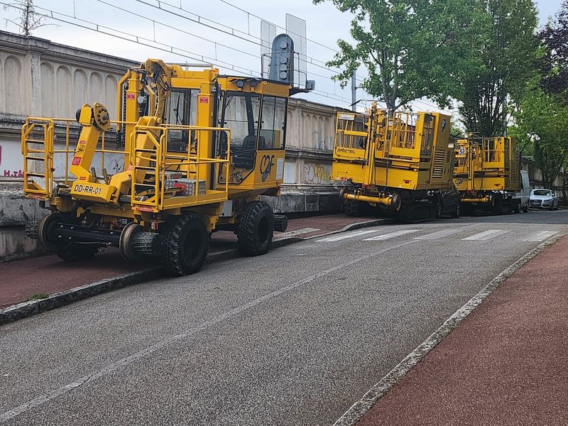 Engins rail-route stationnés avant une intervention
