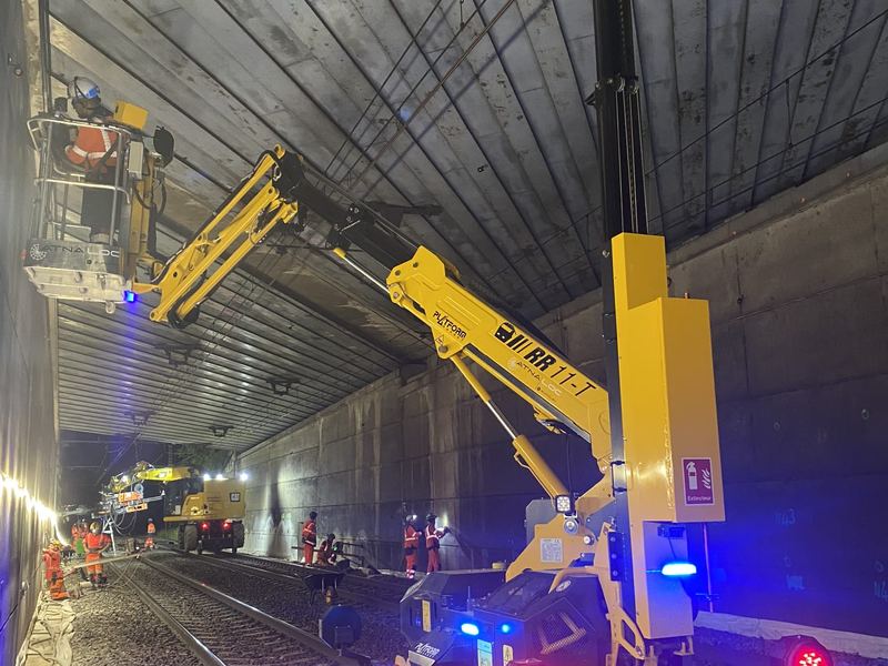 Nacelle rail-route en intervention dans un tunnel ferroviaire