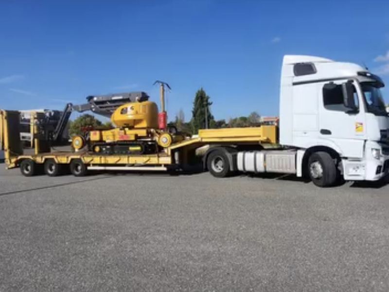 Nacelle rail-route chargée sur porte-engin pour acheminement vers le chantier
