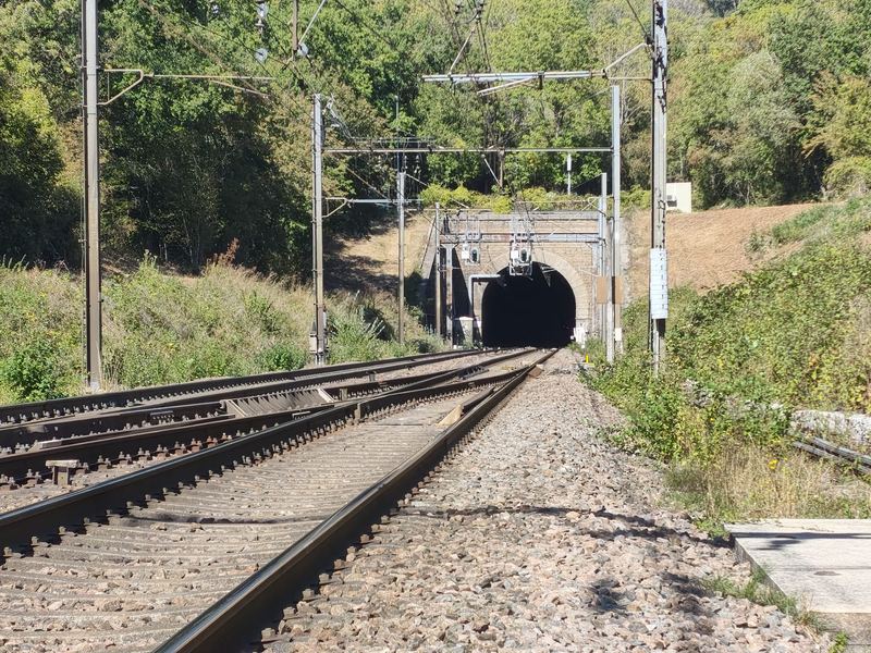 Voie ferrée électrifiée à l'entrée d'un tunnel